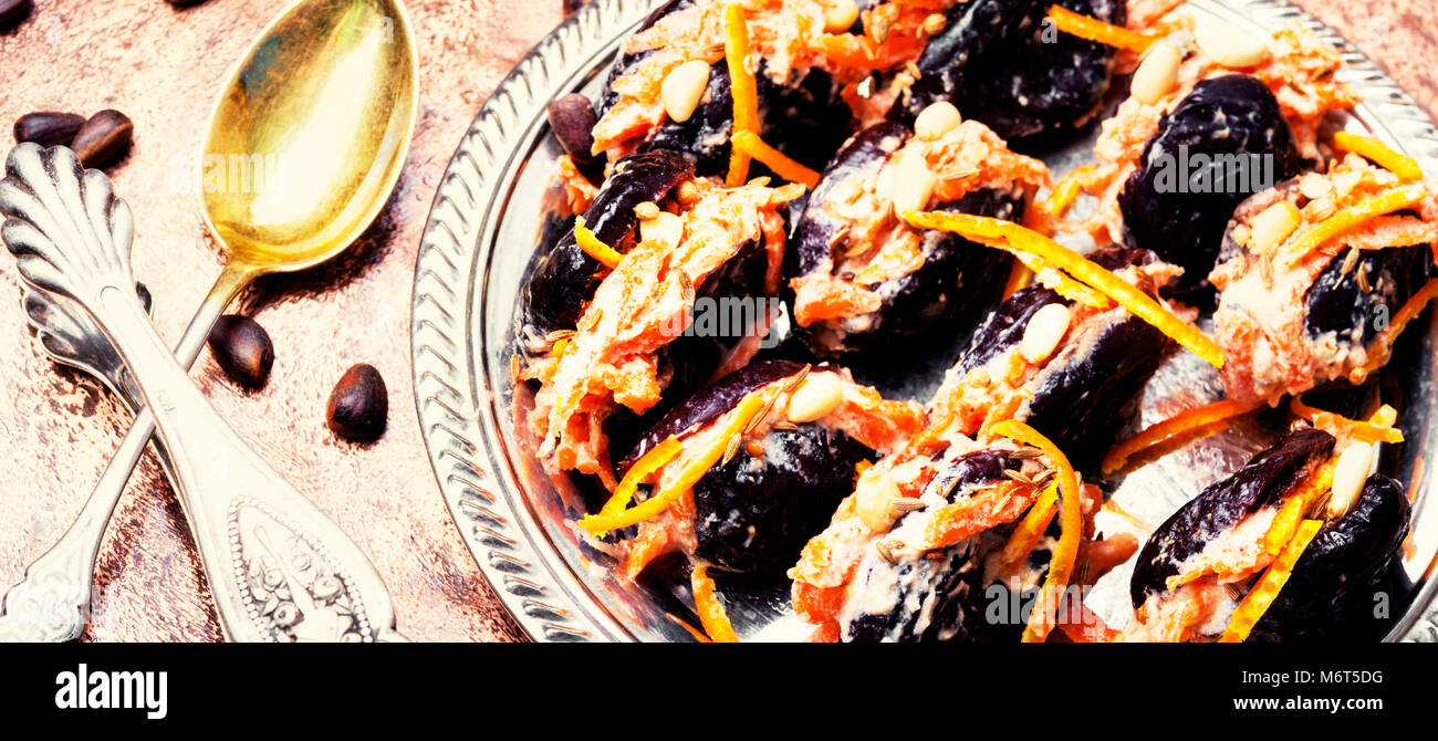 Desserts der moldawische Küche, Backpflaumen gefüllt mit Muttern Stockfoto