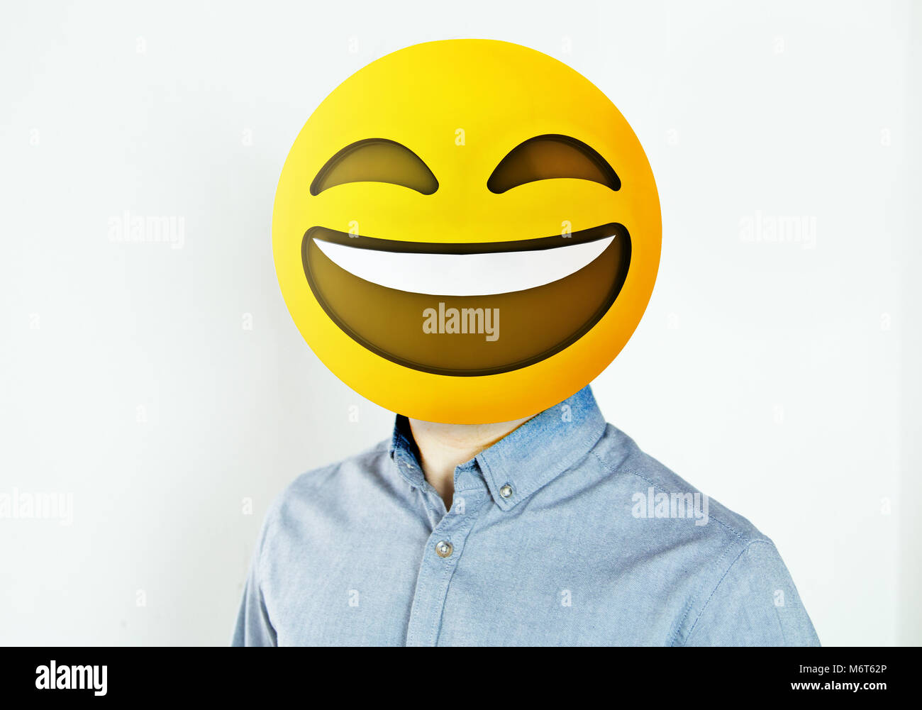 Emoji Kopf Mann an der Kamera auf der Suche Stockfoto