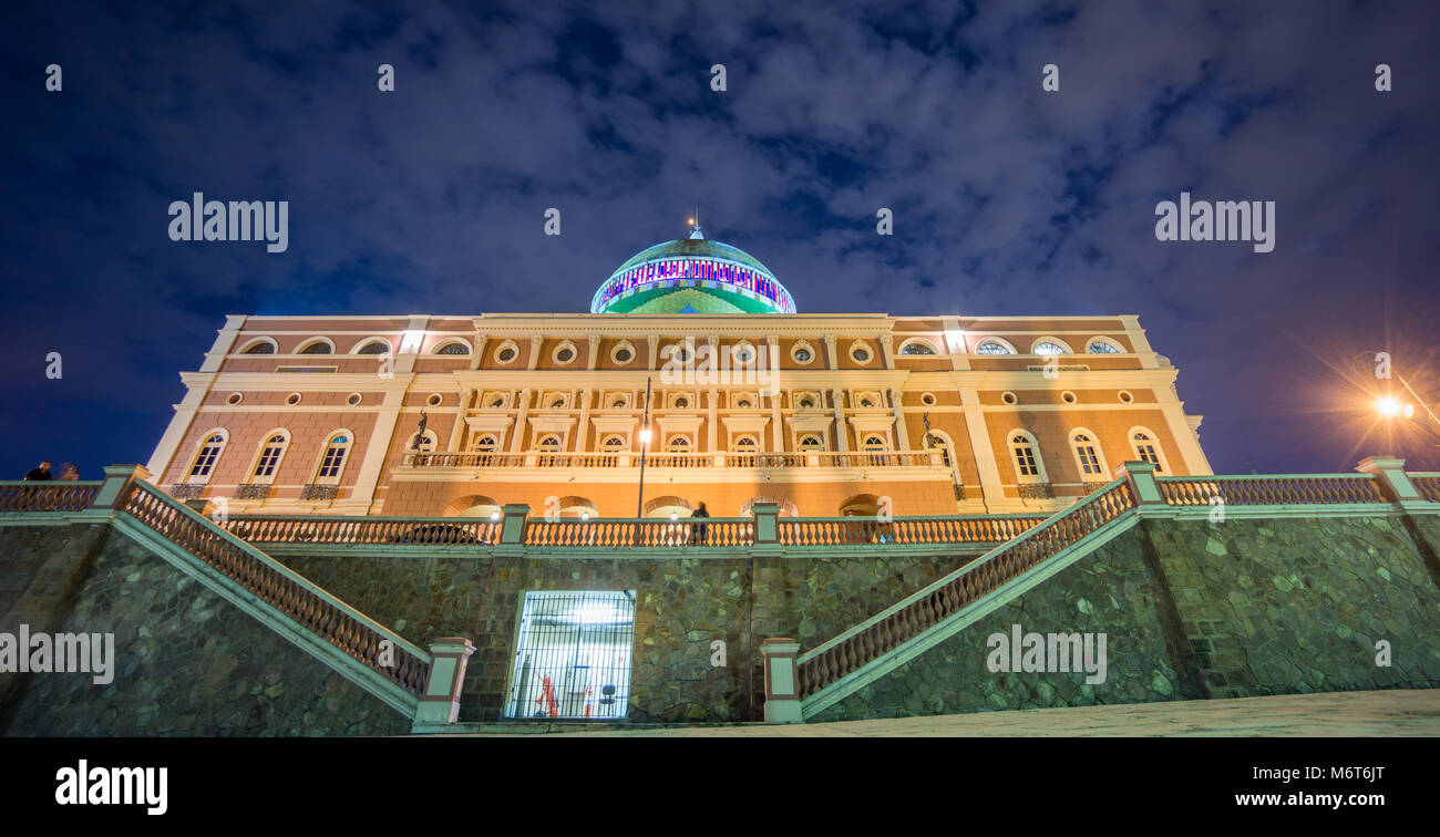 MANAUS - Aug 9: Amazonas Theater bei Nacht am 9. August 2014 in Manaus, Brasilien. Das Opernhaus wurde gebaut, als Vermögen in die Gummi Boom gemacht wurden. Stockfoto