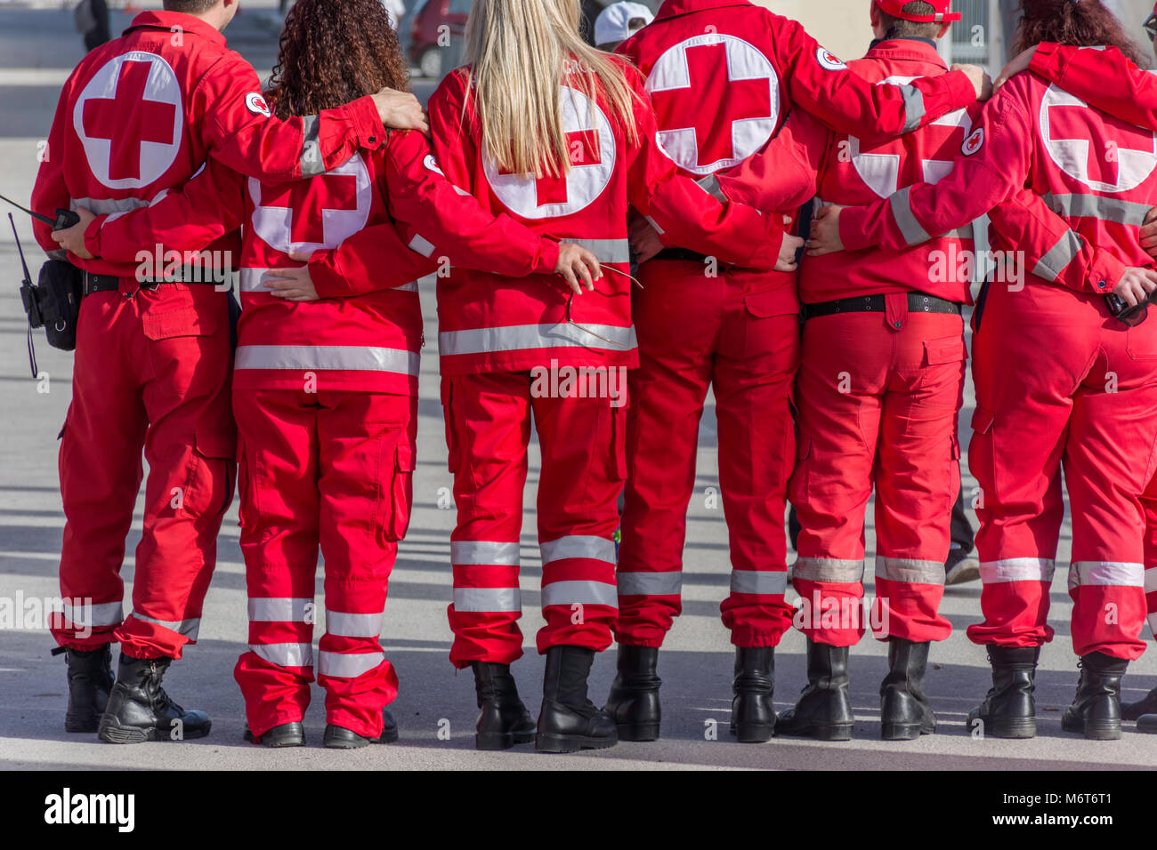 Rotes Kreuz Freiwillige warten im Marathon zu helfen Stockfoto