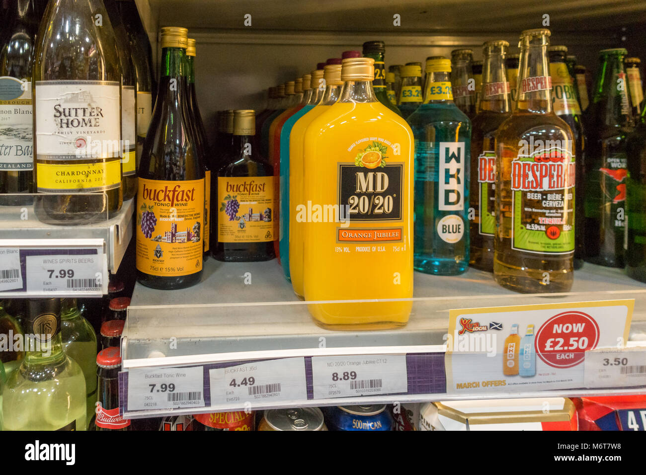 Alkohol, einschließlich Flaschen Buckfast, MD 50/50 und WOE auf Verkauf in Lizenz in Glasgow, Schottland, Großbritannien Stockfoto