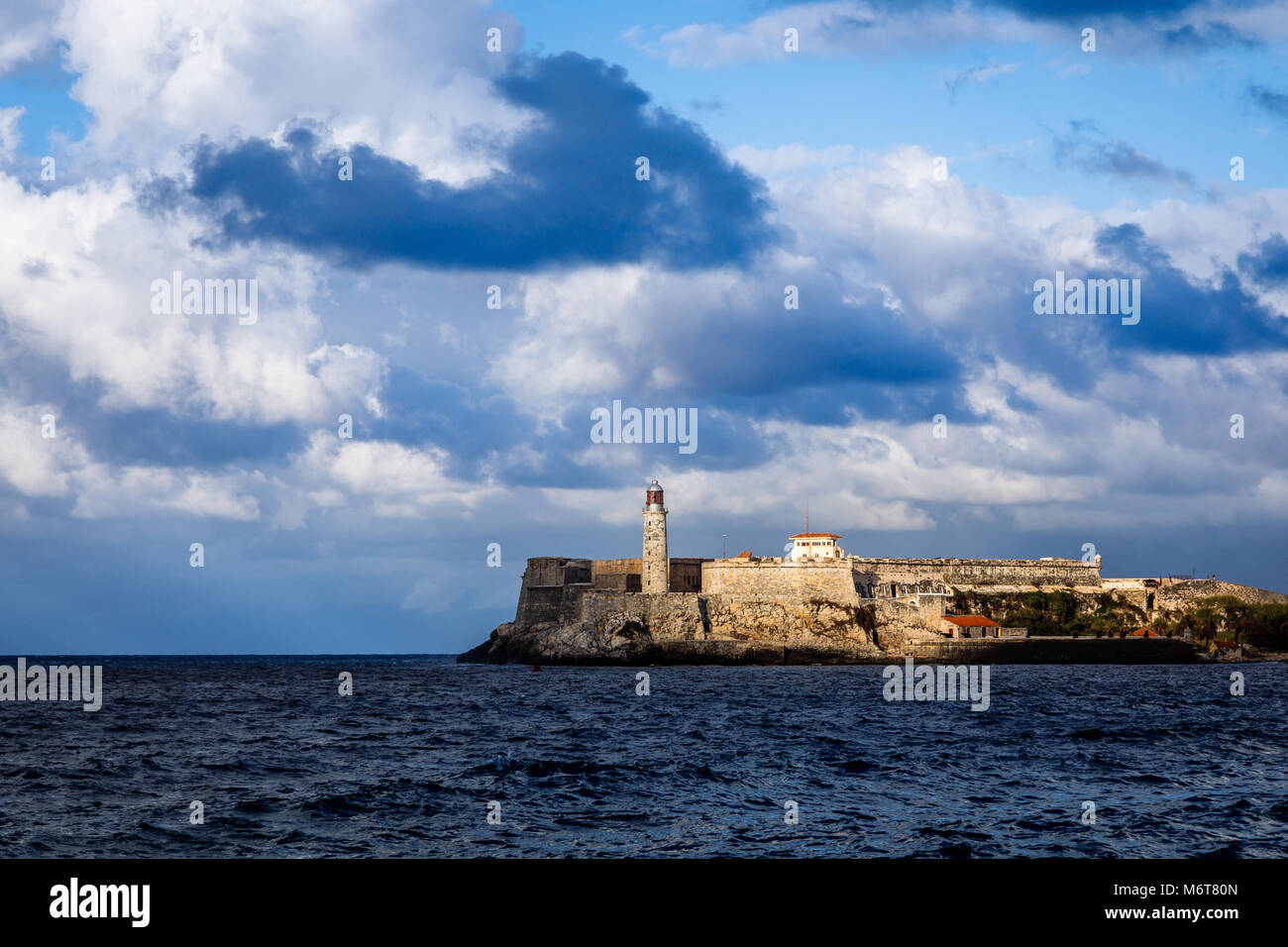 El Morro spanische Festung mit Leuchtturm mit Blick auf das Meer im Vordergrund und Wolken über, Havanna, Kuba Stockfoto El Morro spanische Festung mit Leuchtturm mit Blick auf das Meer im Vordergrund und Wolken über, Havanna, Kuba Stockfoto