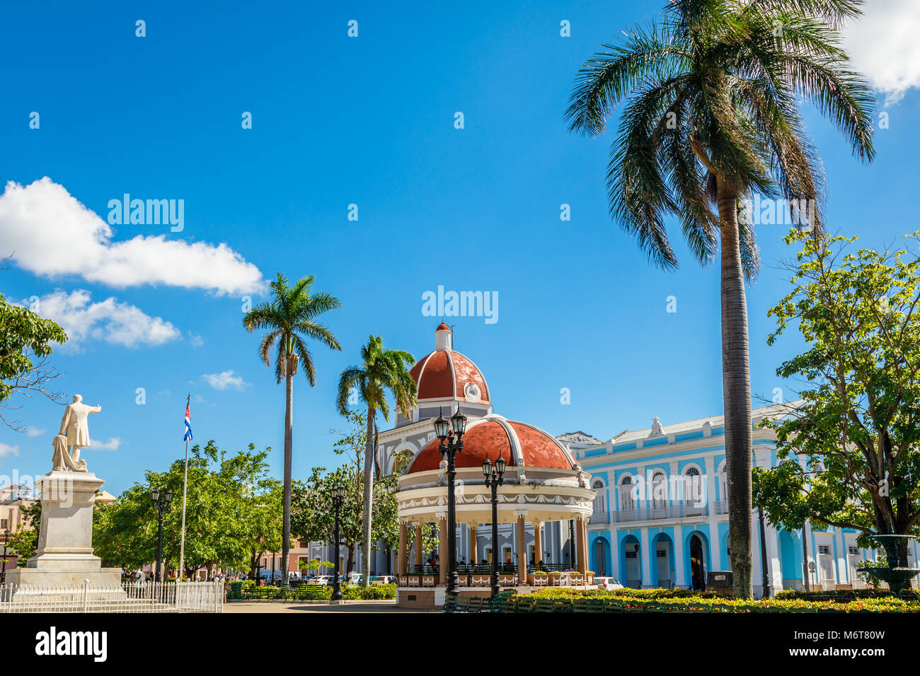 Cienfuegos Jose Marti Central Park mit Palmen und historischen Gebäuden, Provinz Cienfuegos, Kuba Stockfoto