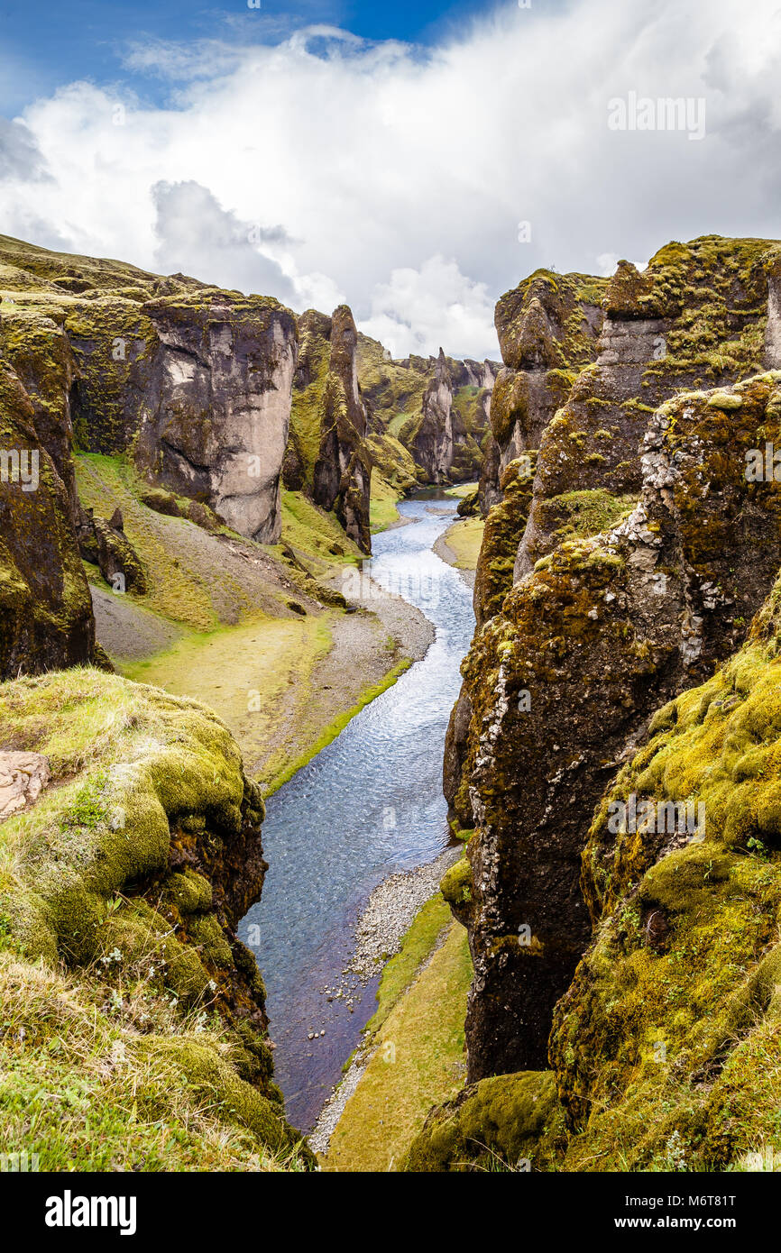 Fjadrargljufur Canyon steilen Klippen und Gewässern des Fjadra River, South Island Stockfoto