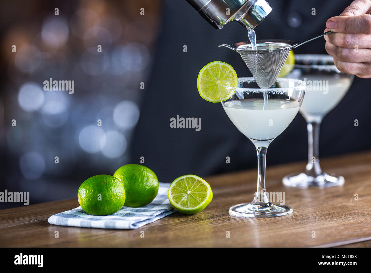 Margarita. Margatita alkoholfreien Cocktail Drink auf barcounter im Pub oder Restaurant. Barkeeper bereiten einen Cocktail trinken. Stockfoto
