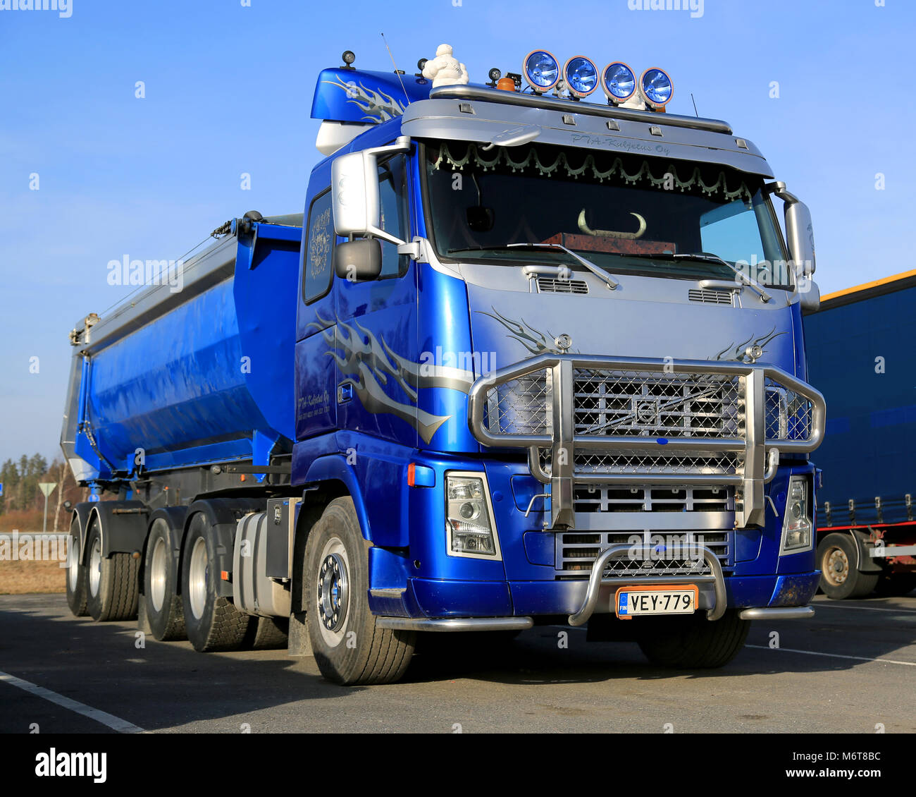 Mariehamn, Finnland - 9. MÄRZ 2014: Blaue Volvo Asphalt hauler Truck einen Hof. Die neue FH von Volvo Trucks gewinnt Einer der Internationalen if product design Stockfoto