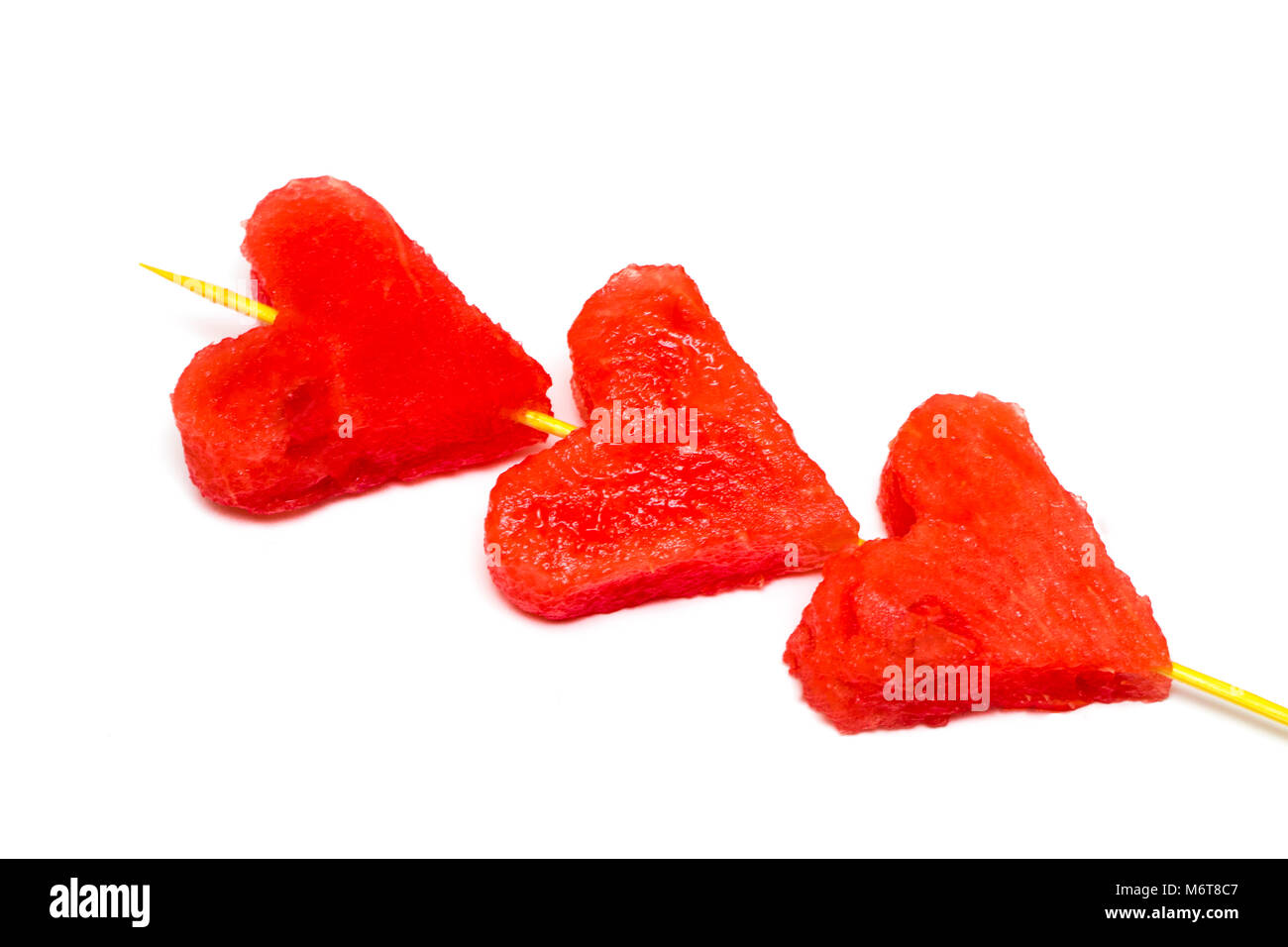 Von Wassermelone in Form der Herzen auf weißem Hintergrund geschnitzt. Stockfoto