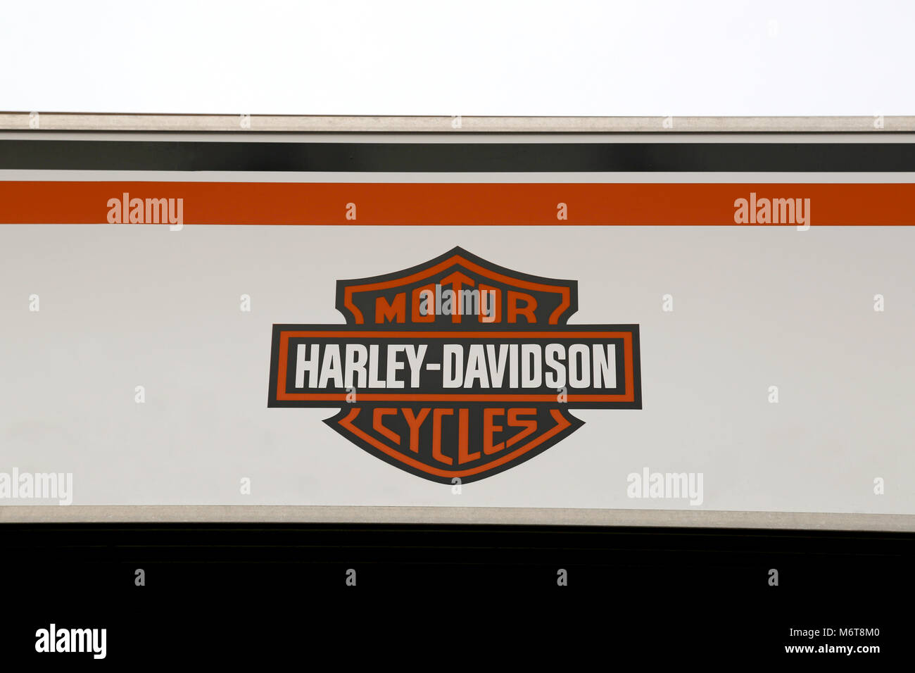 LOIMAA, Finnland - 9. MÄRZ 2014: LOIMAA, Finnland - 9. MÄRZ 2014: Zeichen Harley-Davidson Motorräder zum Store Wand mit weißen Himmel. H-D liefert Contin Stockfoto