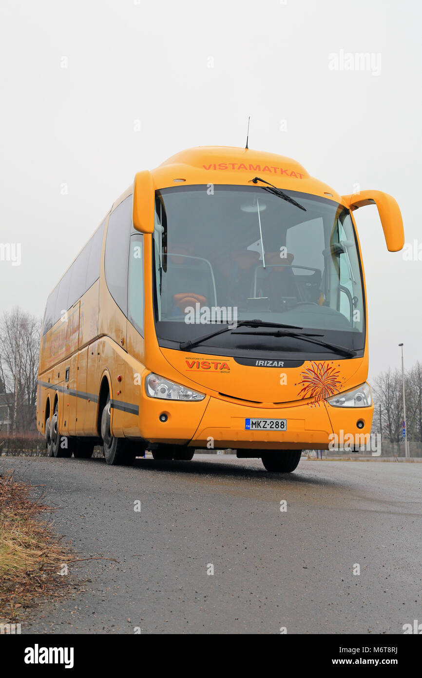 SALO, Finnland - 2. März 2014: Scania Irizar PB Coach Bus in Salo geparkt. Scania wird ein Effizienz- Programm mit dem Ziel der Gewährleistung der profitab starten Stockfoto