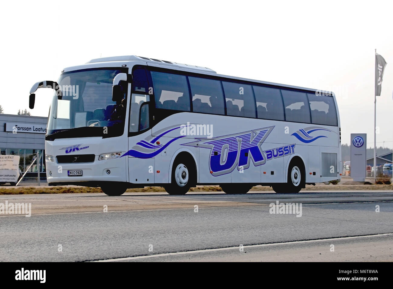 Mariehamn, Finnland - 1. MÄRZ 2014: Neue Volvo Bus Bus auf der Autobahn. 10. Volvo Busse Bericht steigerte seinen Umsatz im vierten Quartal um 2% auf 5,5 SEK Stockfoto