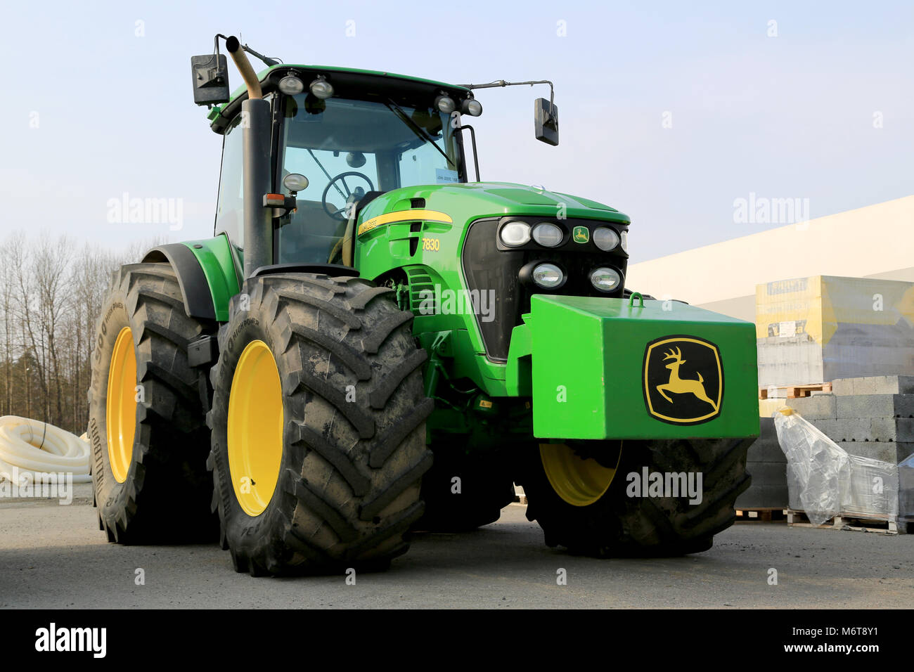 Mariehamn, Finnland - 1. MÄRZ 2014: John Deere 7830 Traktoren auf der Anzeige. Zwei John Deere Innovationen haben Auszeichnungen 2014 FIMA zeigen Hel gewonnen Stockfoto