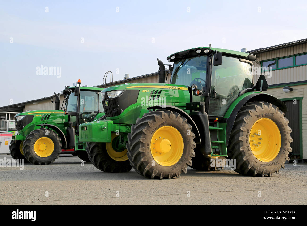 Mariehamn, Finnland - 1. MÄRZ 2014: John Deere 6150R und 6125M Traktoren auf dem Display. 2 John Deere Innovationen Auszeichnungen 2014 FI gewonnen haben Stockfoto