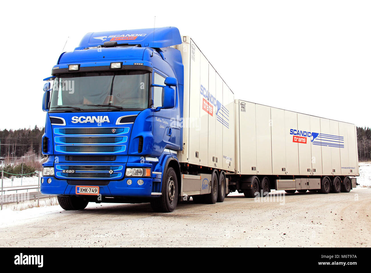 SALO, FINNLAND - Januar 25, 2014: Scania R620 Auflieger Lkw im Winter. Scania auf Platz 38 unter den weltweit 100 nachhaltigsten Unternehmen und Stockfoto