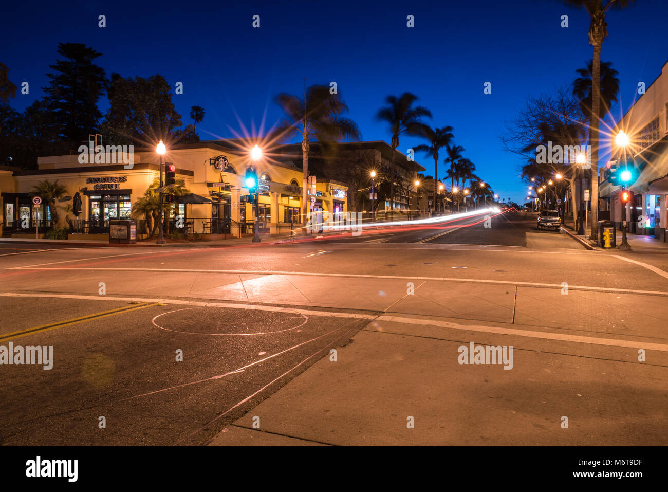 Farbverlauf Blau und Lila in den Morgenhimmel als Scheinwerfer streifen durch Starbucks auf der Main Street in Ventura, Kalifornien am 24. Februar 2018 in Stockfoto