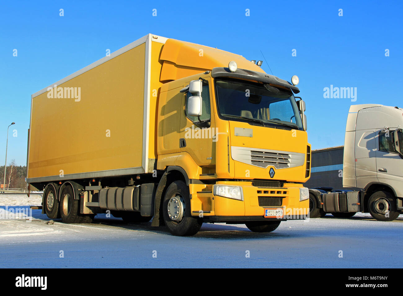 Mariehamn, Finnland - 18. JANUAR 2014: Gelb Renault Premium 410 Lieferwagen auf Parkplatz unter arktischen Bedingungen. Renault Trucks Ziel t herstellen Stockfoto