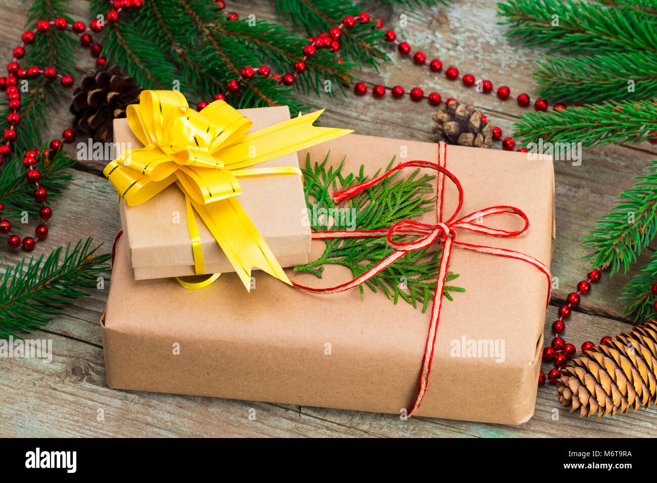Weihnachten Geschenk "Jobticket" enthalten und Weihnachtsbäume auf Holz- Hintergrund. Stockfoto