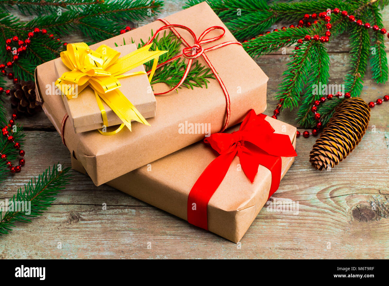 Weihnachten Geschenk "Jobticket" enthalten und Weihnachtsbäume auf Holz- Hintergrund. Stockfoto
