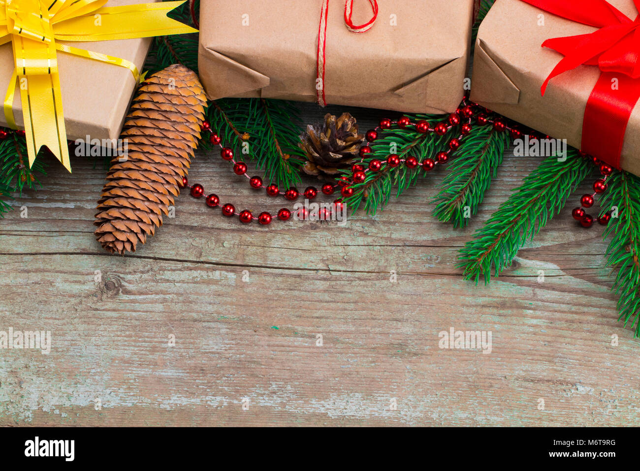 Weihnachten Hintergrund mit Dekorationen und Geschenkboxen auf Holzbrett. Stockfoto