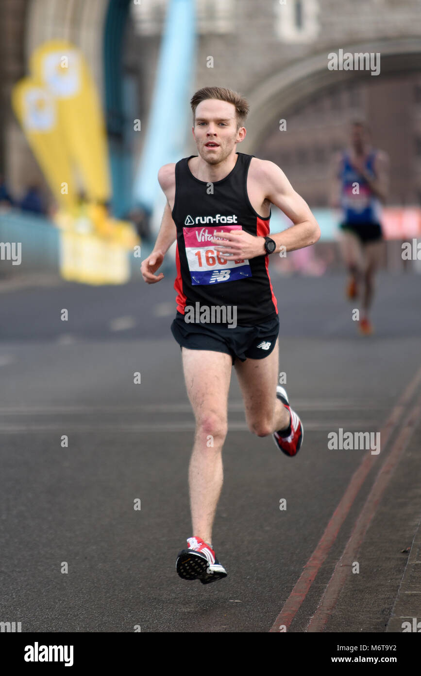 Ben Johnson 166 lief beim Vitality Big Halbmarathon über die Tower Bridge in London, Großbritannien Stockfoto