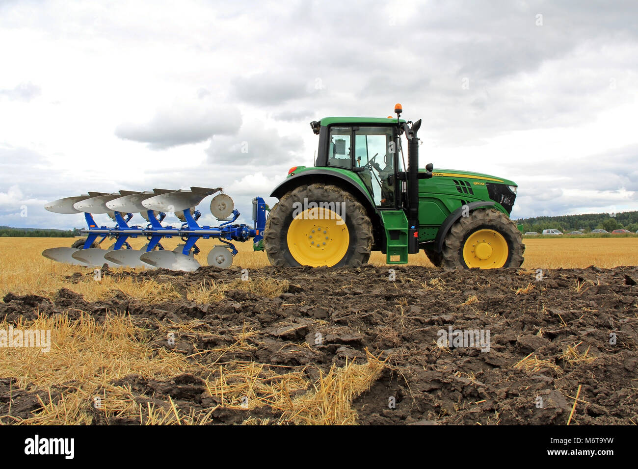 SALO, Finnland - 10 AUGUST 2013: John Deere 6150 M Traktoren und Bei der jährlichen Puontin Peltopaivat landwirtschaftliche Ernten und Plowin Pflug Stockfoto