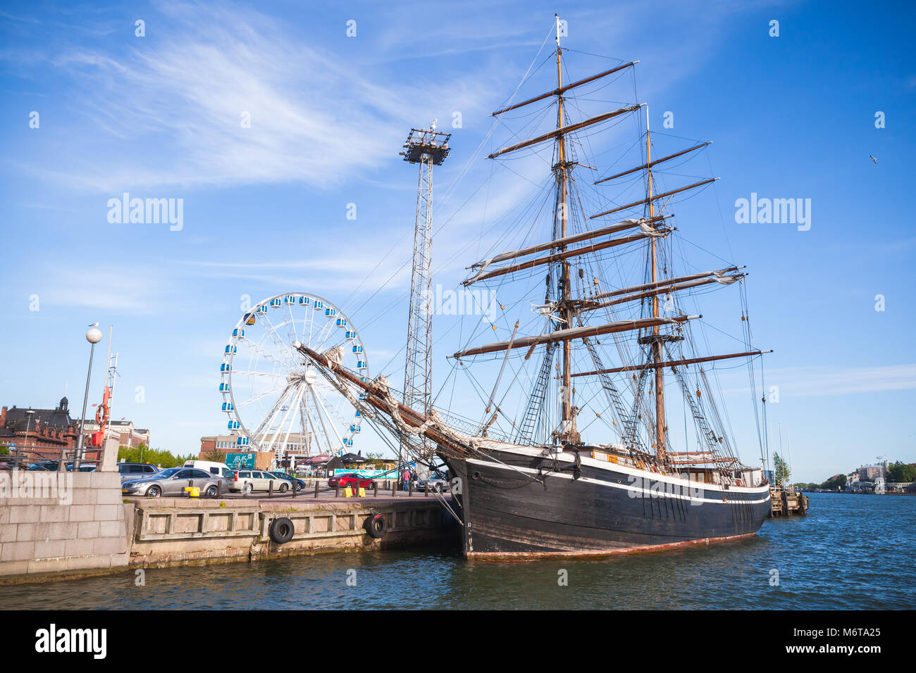 Helsinki, Finnland - 12. Juli 2015: Vintage schwarz brig steht in Helsinki Hafen festgemacht, alte hölzerne Segelschiff Stockfoto
