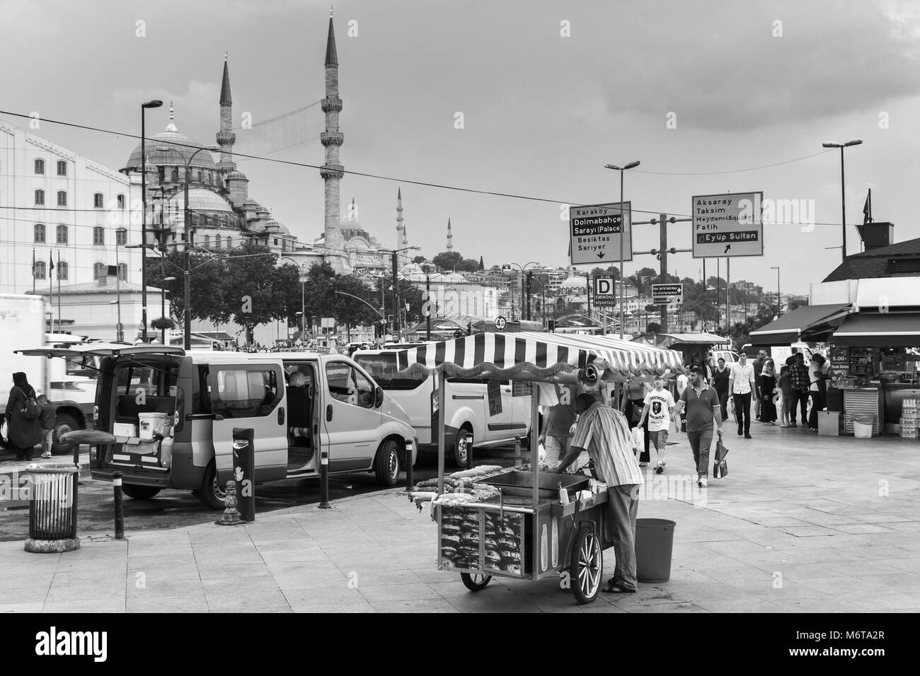 Istanbul, Türkei - 28. Juni 2016: Urban Street Food, Karre mit gebratenen Kastanien und Mais in Istanbul City, gewöhnliche Menschen in der Nähe zu Fuß. Schwarz und Weiss Stockfoto