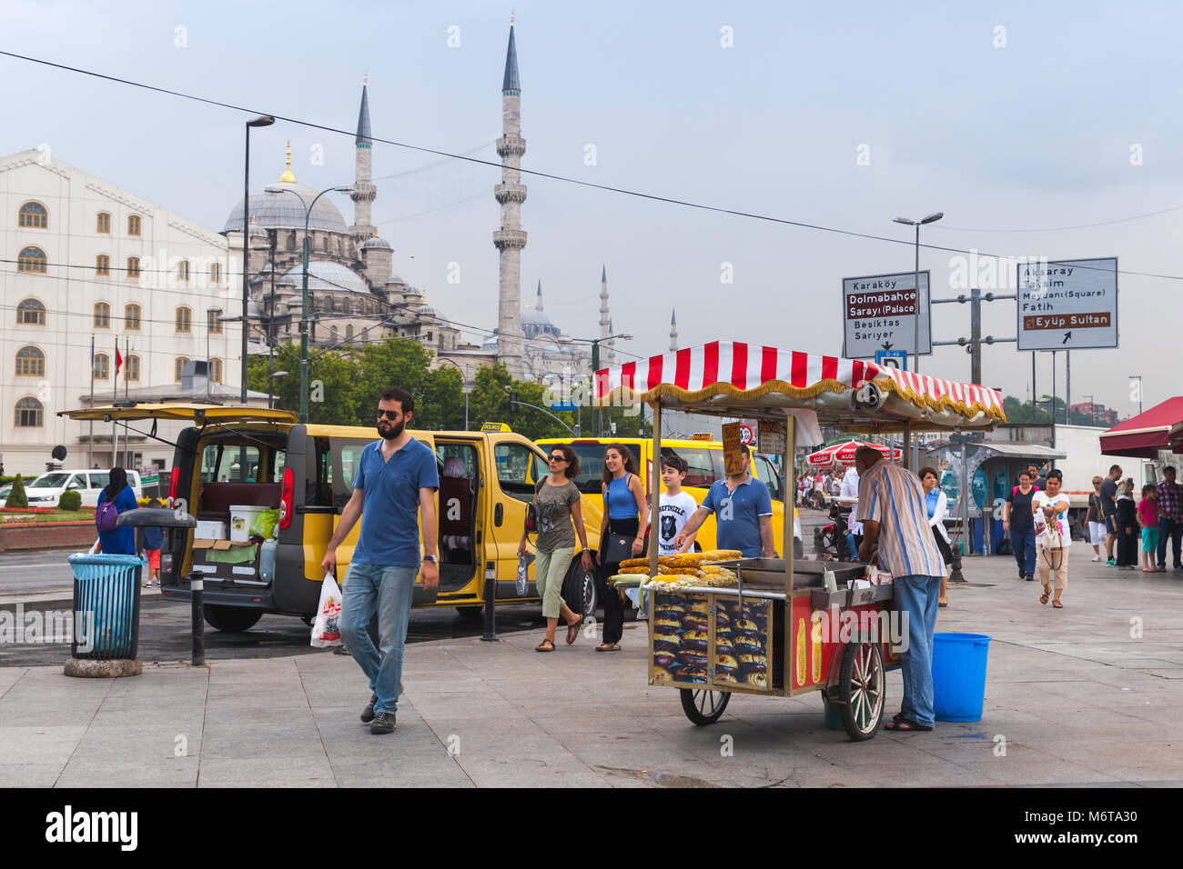 Istanbul, Türkei - 28. Juni 2016: Urban Street Food, Karre mit gebratenen Kastanien und Mais in Istanbul Stadt, Bürger und Touristen in der Nähe zu Fuß Stockfoto