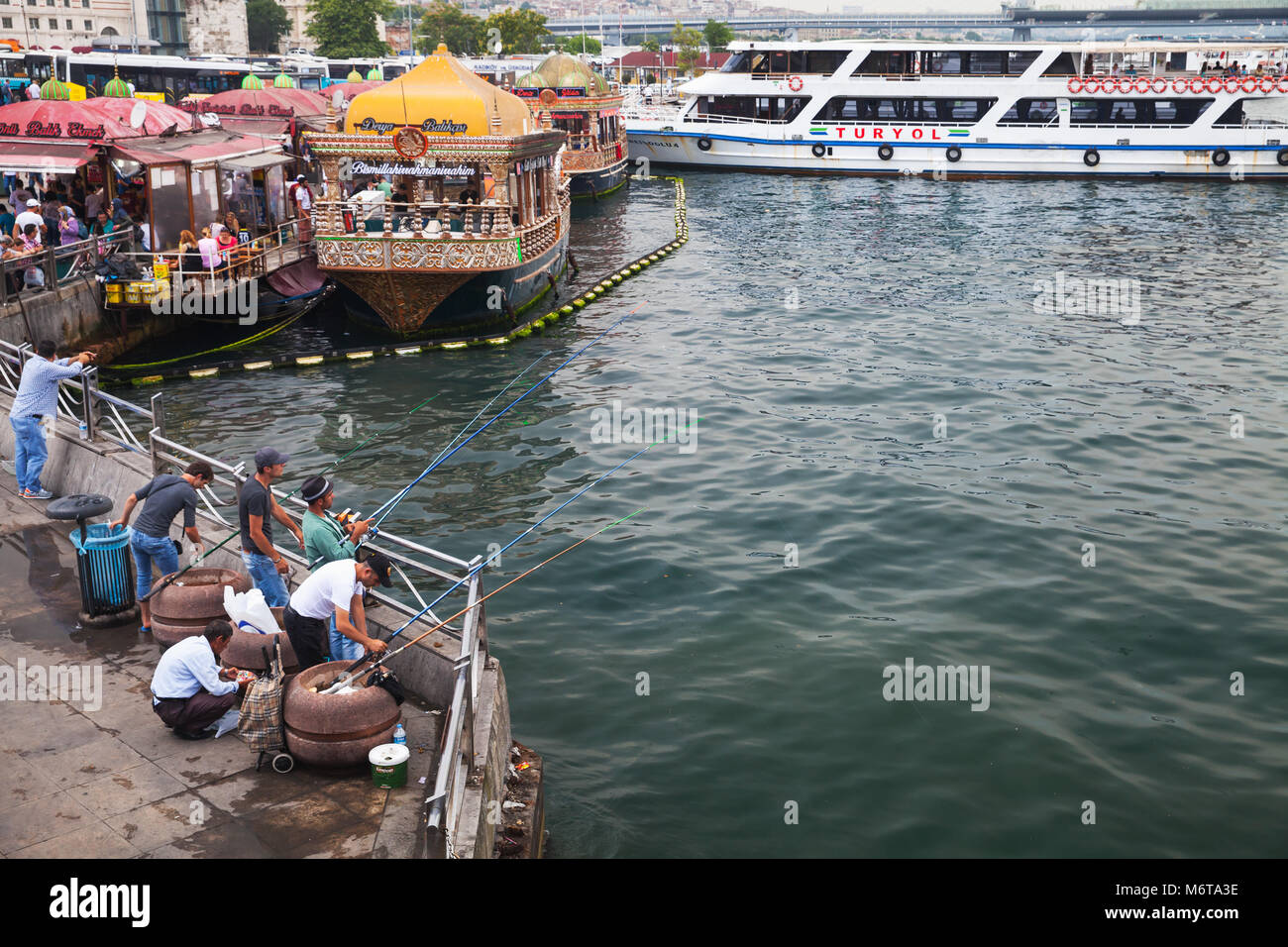 Istanbul, Türkei - 26. Juni 2016: Die Fischer fischen in der Nähe der Galata-Brücke. Golden Horn Istanbul, Istanbul, Türkei Stockfoto
