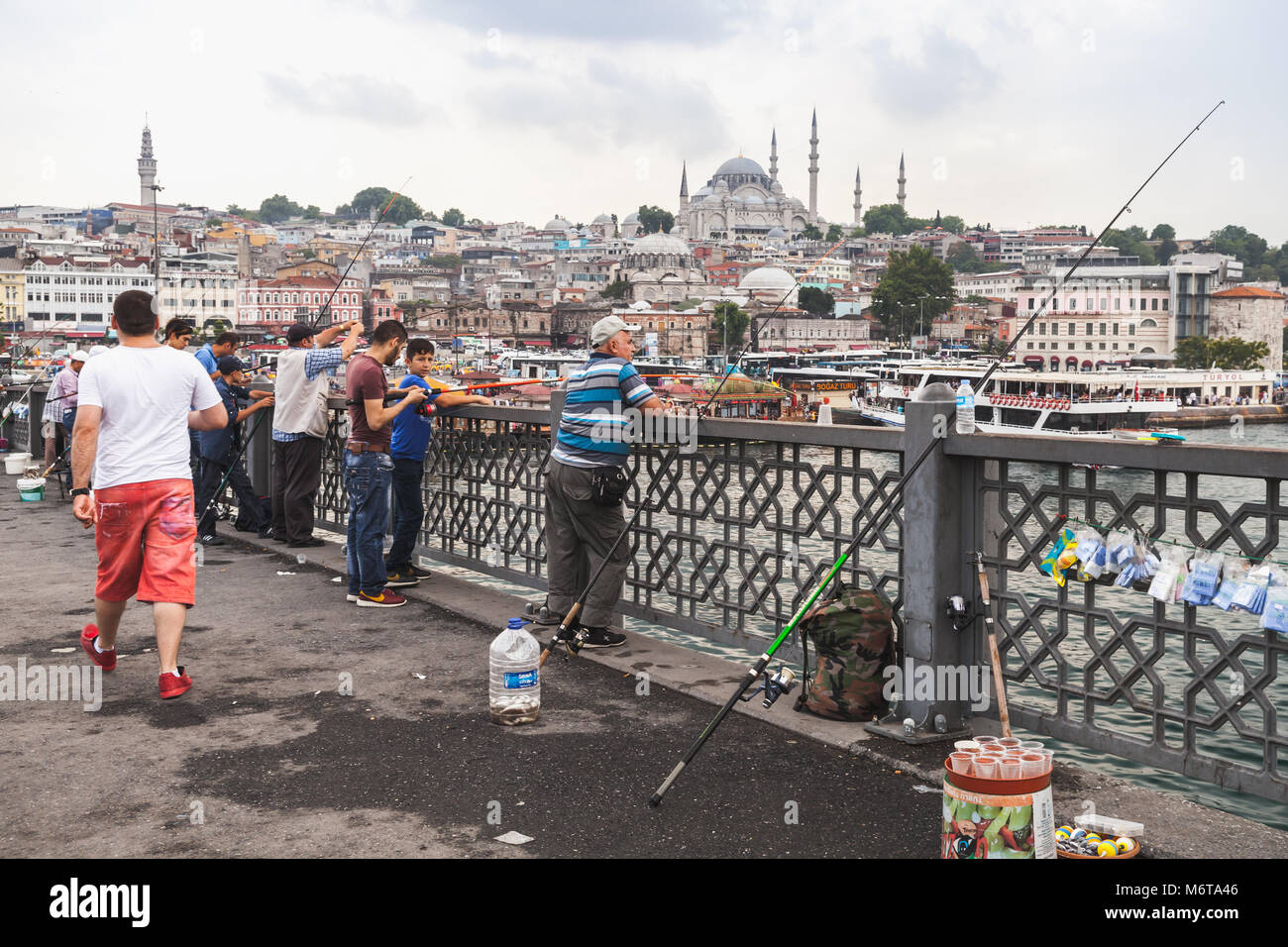 Istanbul, Türkei - 26. Juni 2016: Die Fischer fischen auf Galata Brücke in Istanbul, Türkei Stockfoto