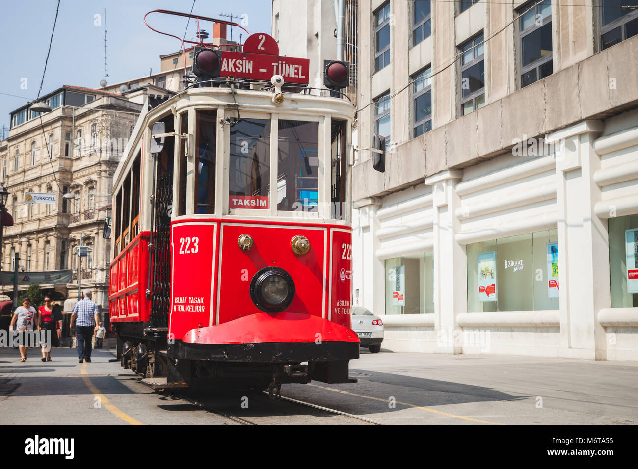 Istanbul, Türkei - 1. Juli 2016: Traditionelle rote Straßenbahn auf der Straße in Istanbul, die Menschen auf die Straße gehen Stockfoto