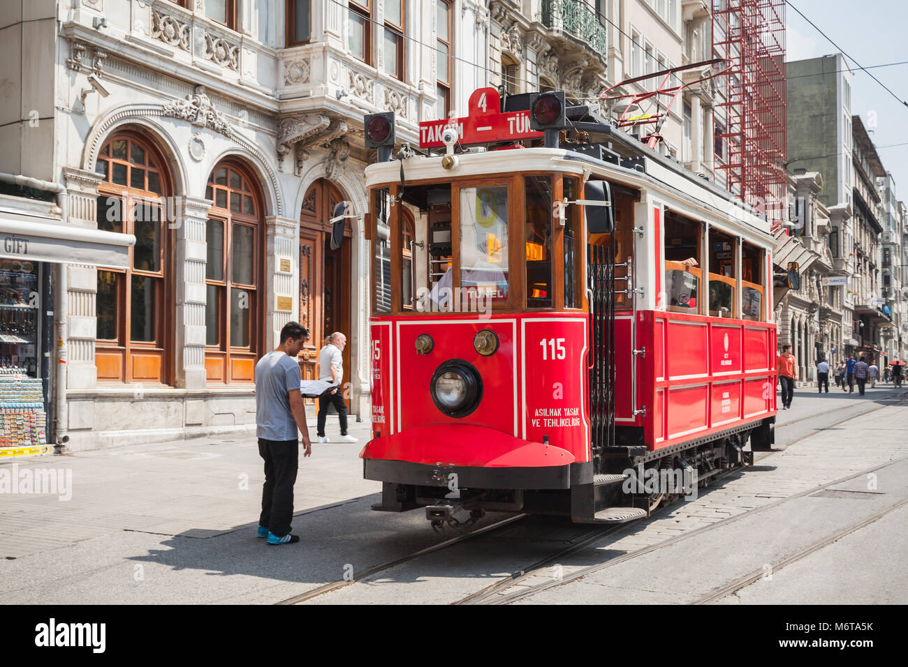 Istanbul, Türkei - 1. Juli 2016: Traditionelle rote Straßenbahn auf der Istiklal Straße in Istanbul, populäre öffentliche und Touristische Verkehrsmittel, gewöhnliche Menschen auf st Spaziergang Stockfoto