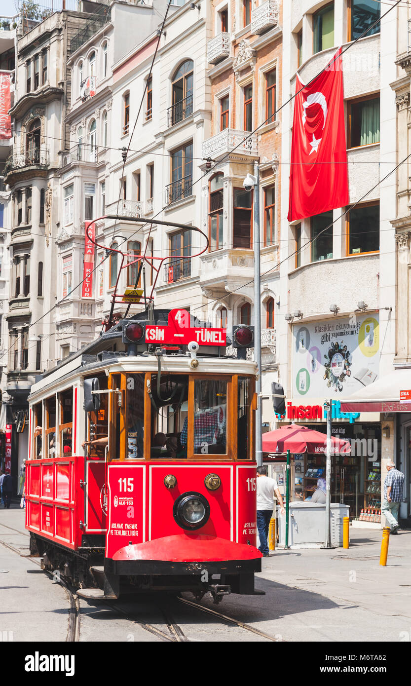 Istanbul, Türkei - 1. Juli 2016: Traditionelle rote Straßenbahn auf der Istiklal Straße in Istanbul, populäre öffentliche und touristische Verkehr geht, gewöhnliche Menschen zu Fuß Stockfoto