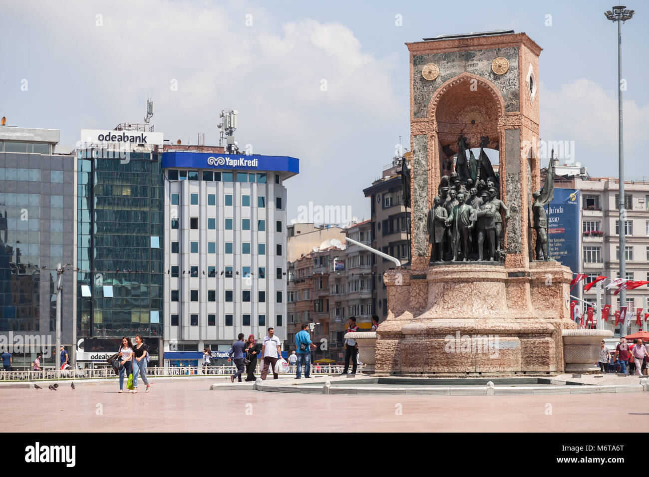 Istanbul, Türkei - 1. Juli 2016: Gewöhnliche Menschen und Touristen zu Fuß, der Platz von Taksim Square liegt in der Nähe der Republik Denkmal Stockfoto