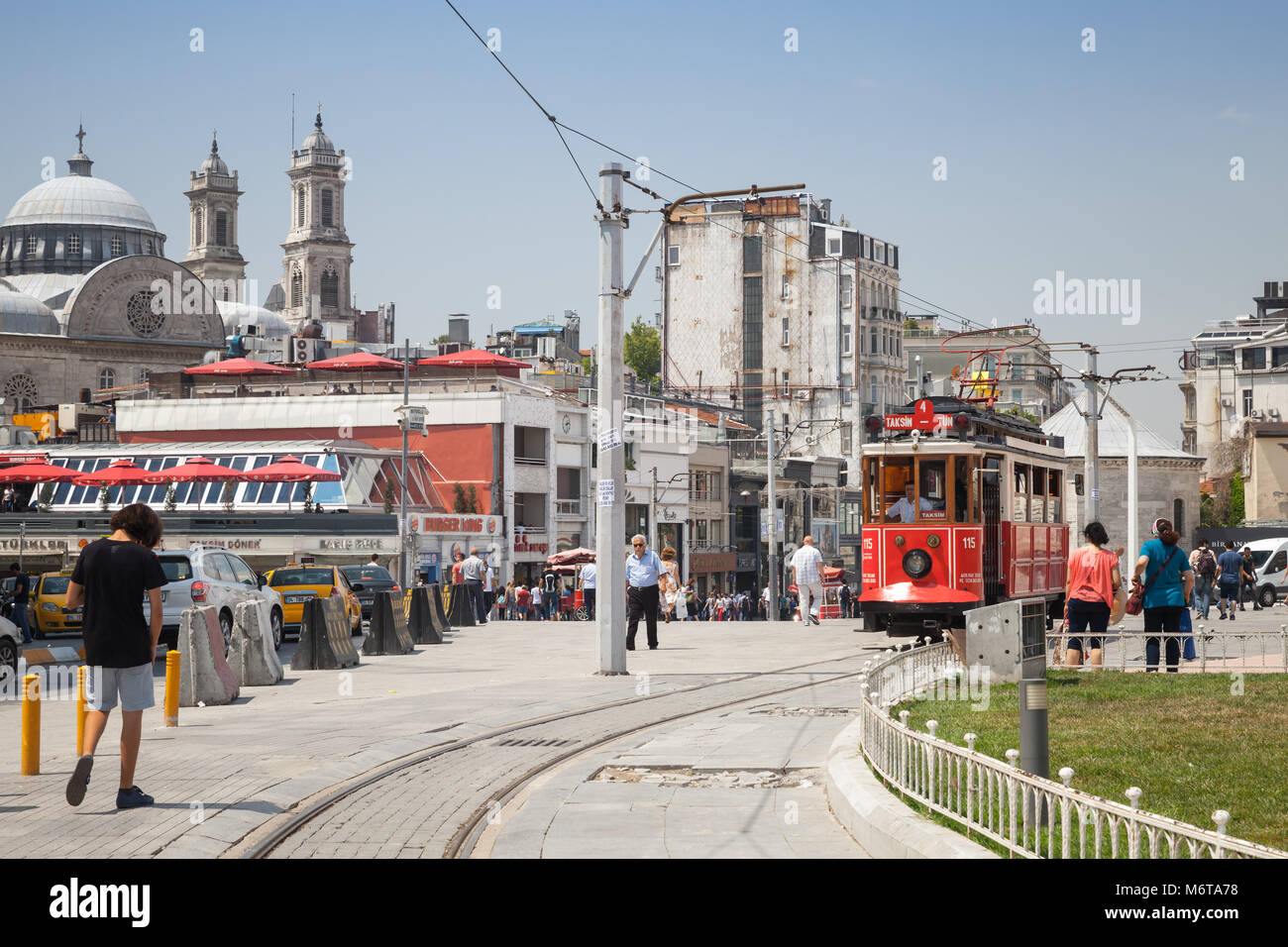 Istanbul, Türkei - 1. Juli 2016: traditionellen roten Tram fährt am Taksim-Platz in Istanbul, populäre öffentliche und touristischen Verkehr. Gewöhnliche Menschen vor Ort Stockfoto