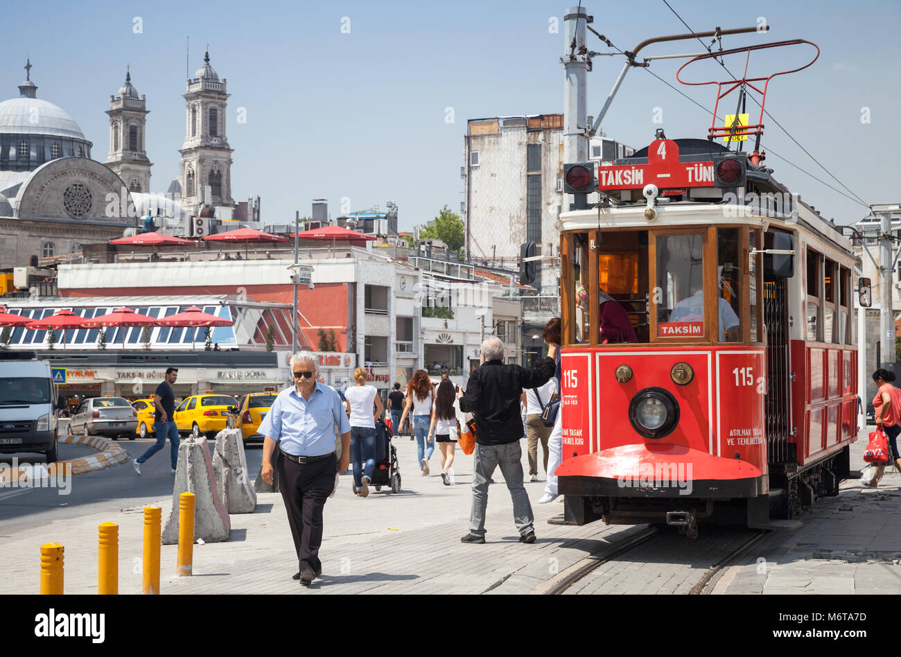 Istanbul, Türkei - 1. Juli 2016: Traditionelle rote Straßenbahn am Taksim-Platz in Istanbul, populäre öffentliche und touristischen Verkehr. Gewöhnliche Menschen zu Fuß Stockfoto