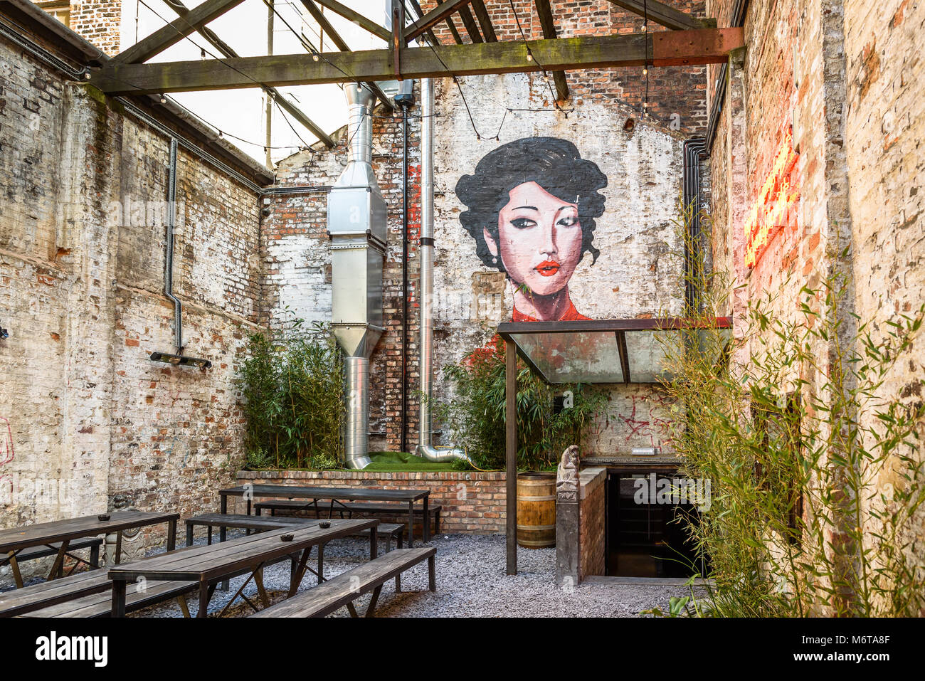 LIVERPOOL, Großbritannien - 23 April, 2016: Liverpool, Merseyside - Garten der 'Blind TIger 'Asian Bar, eine orientalische Wandbild. Stockfoto