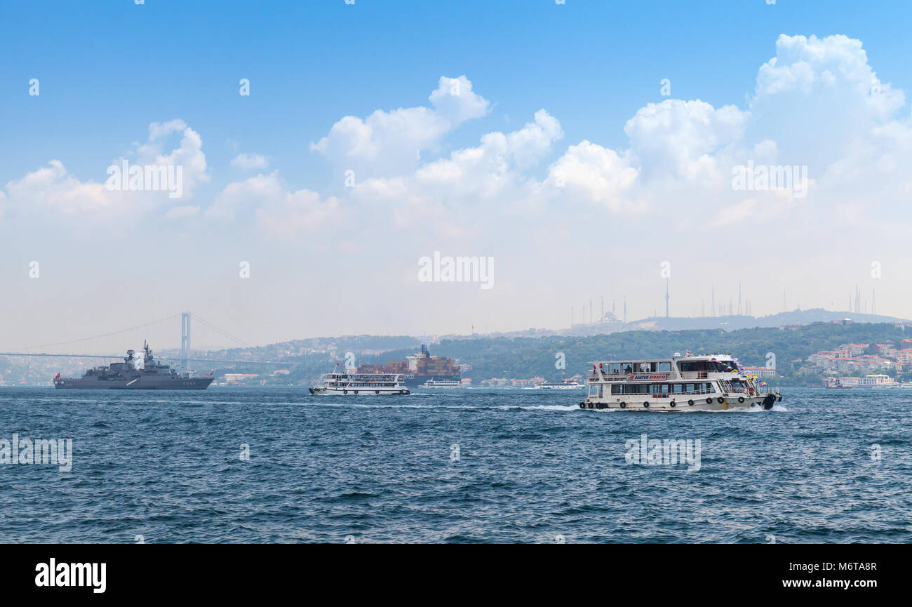Istanbul, Türkei - 1. Juli 2016: Passagier-, Militär- und Frachtschiffe in der Bosporus gehen Stockfoto