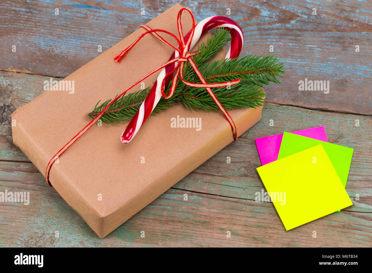 Weihnachtsdekoration. Boxen mit Weihnachten Geschenke mit haftnotiz. Schöne Verpackung. Vintage Geschenkbox auf Holz- Hintergrund. Handgefertigt. Stockfoto
