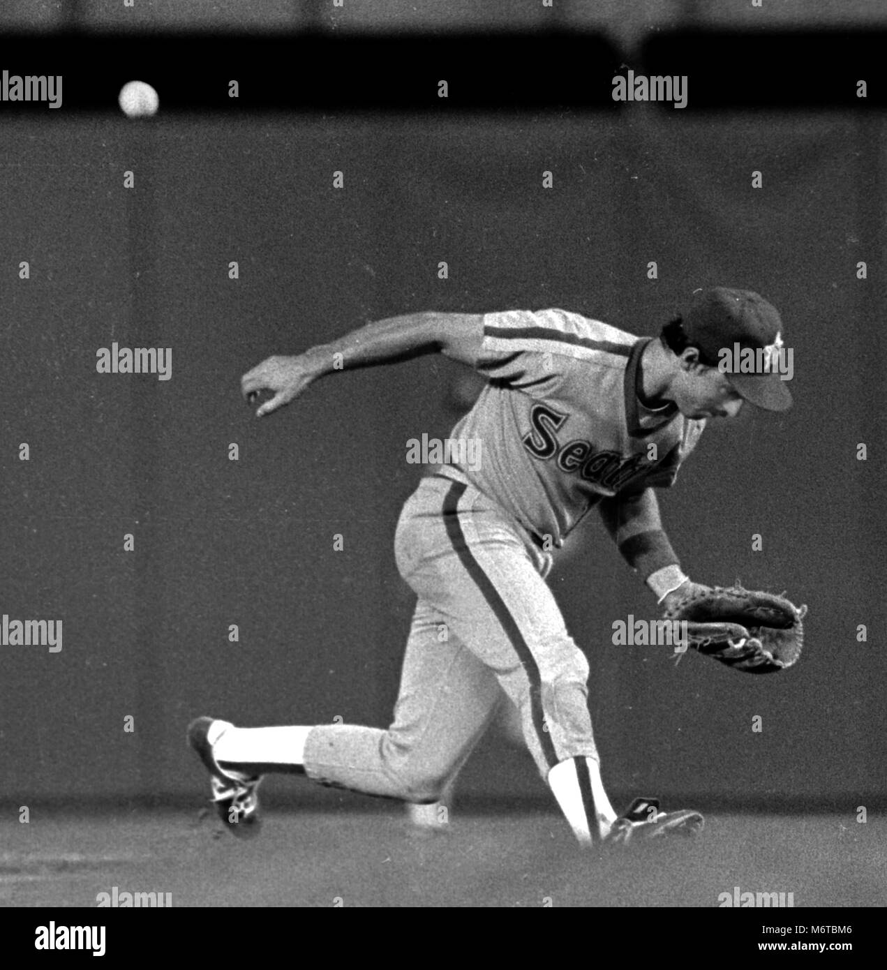 Seattle Mariners Jack Perconte sieht für die Kugel, die in die entgegengesetzte Richtung während eines Spiels prallte gegen die Texas Rangers in Arlington Stadium in Arlington TX USA 1985 Foto von Bill belknap Stockfoto