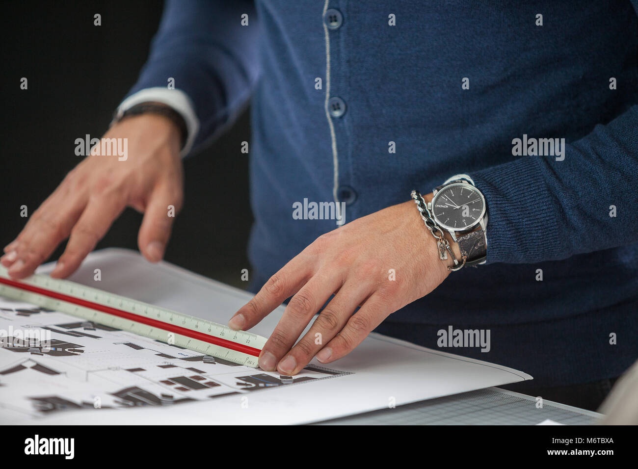 Mann mit Stil (Anzug und Krawatte), bei der Arbeit oder zur Arbeit Stockfoto