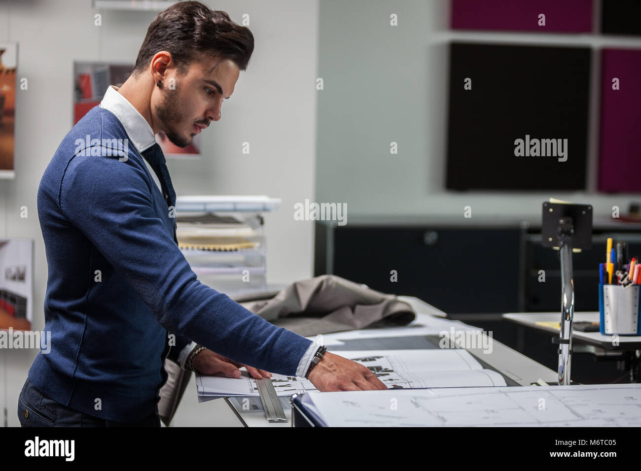 Mann mit Stil (Anzug und Krawatte), bei der Arbeit oder zur Arbeit Stockfoto