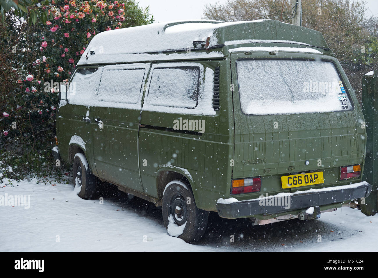 Ein Wohnmobil im Schnee. Stockfoto