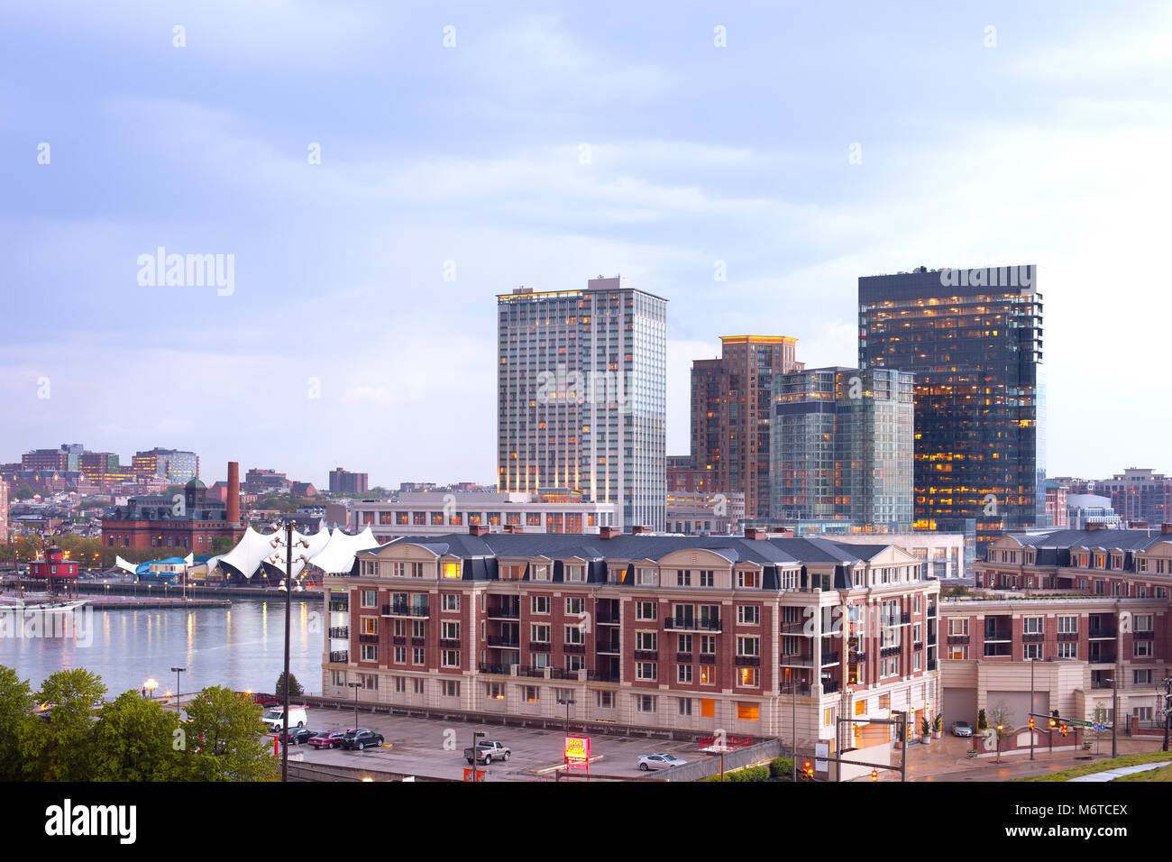 Baltimore, Maryland, USA - Wohnung und Büro- und Wohngebäuden auf Baltimore Inner Harbor. Stockfoto