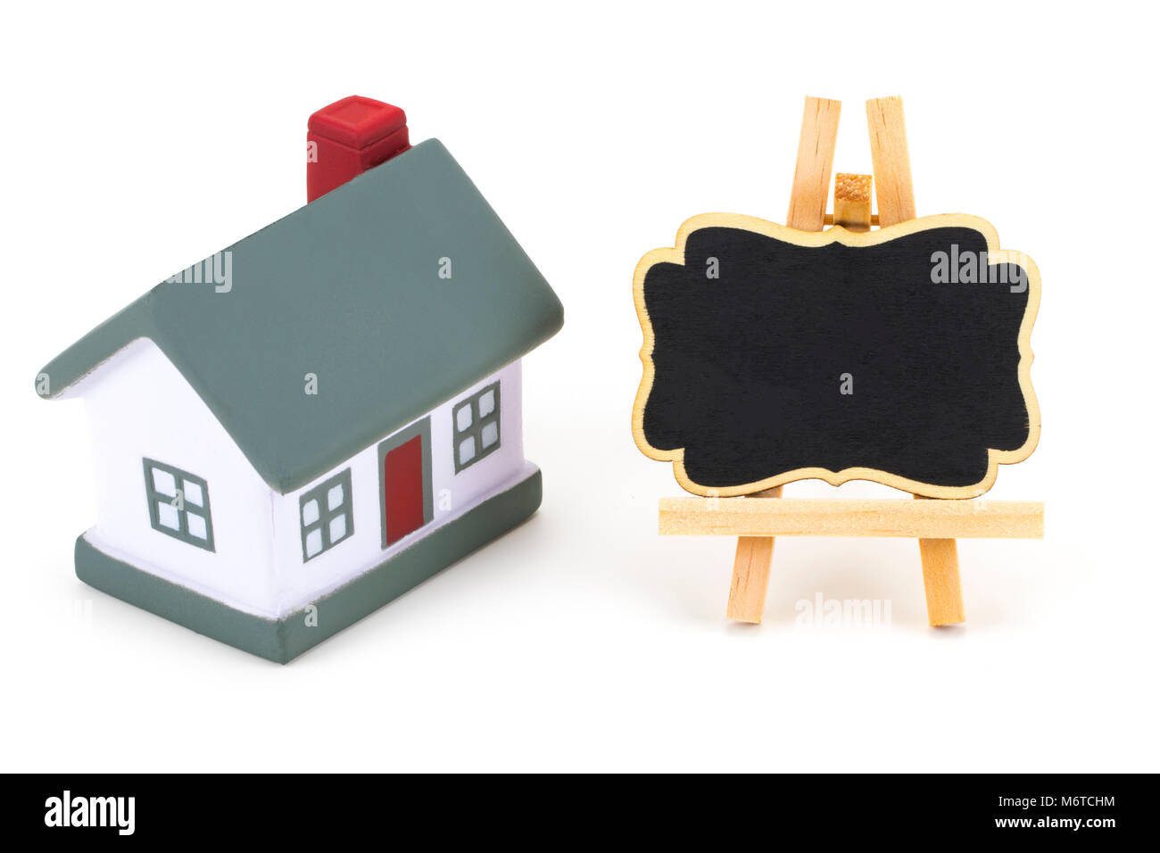 Blackboard label und Miniatur Modell von Haus auf weißem Hintergrund, kopieren. Stockfoto