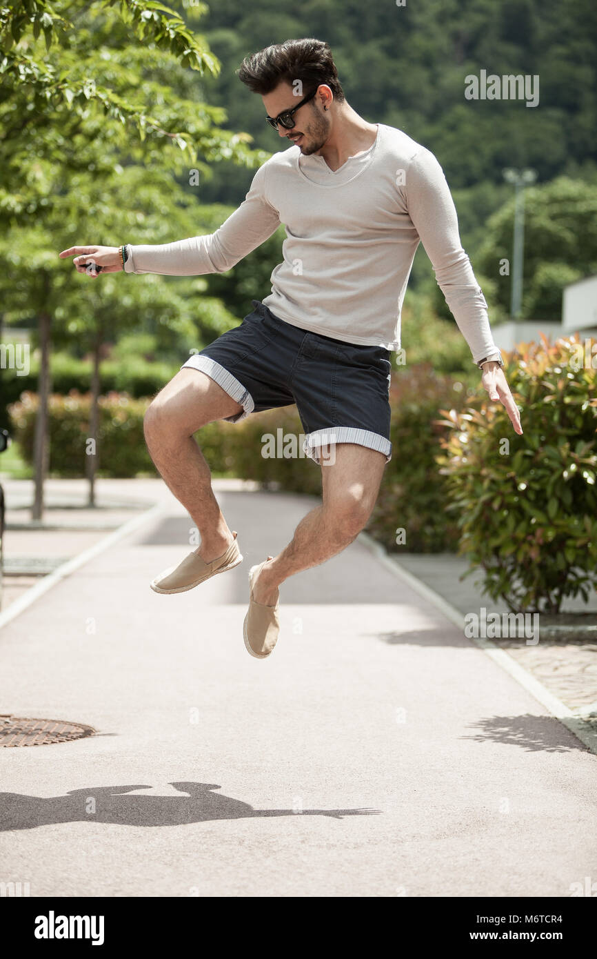 Mann mit Stil auf der Straße und der Natur Stockfoto