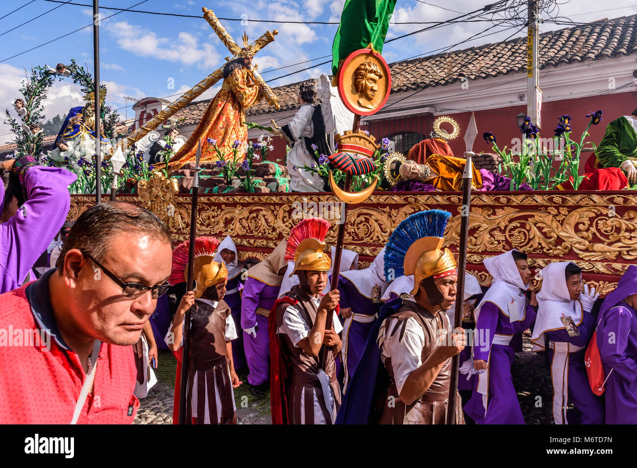 Antigua, Guatemala - 18. Februar 2018: die Prozession am ersten Sonntag in der Fastenzeit in der Stadt mit dem berühmtesten Feierlichkeiten zur Karwoche in Lateinamerika Stockfoto