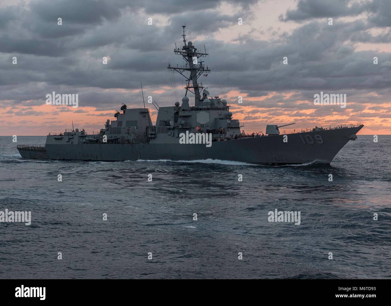 180228-N-IC 246-0025 ATLANTIK (Feb. 28, 2018) Die geführte Anti-raketen-Zerstörer USS Jason Dunham (DDG109) die Durchfuhr den Atlantischen Ozean. (U.S. Marine Foto von Mass Communication Specialist Seaman Raymond Maddocks/Freigegeben) Stockfoto