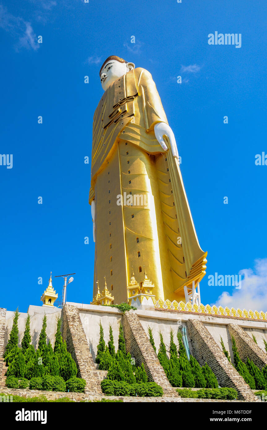 Monywa, Myanmar - 19. November 2014. Die Leykya Sakkyar standing Buddha in der Maha Bodhi Ta Htaung Pagode, in der Nähe von Monywa, Myanmar, ist das zweithöchste Stockfoto