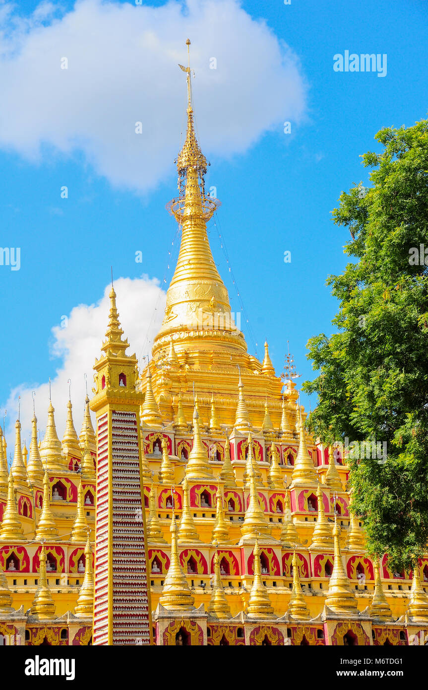 Monywa, Myanmar - 19. November 2014. Wald von Stupas an thanboddhay Pagode Stockfoto