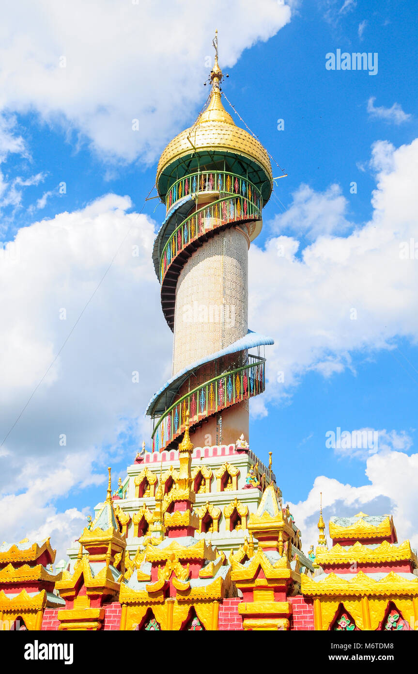 Monywa, Myanmar - 19. November 2014. Aussichtsturm auf thanboddhay Pagode Stockfoto